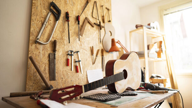 Jakiego drewna używa się do budowy gitar akustycznych?